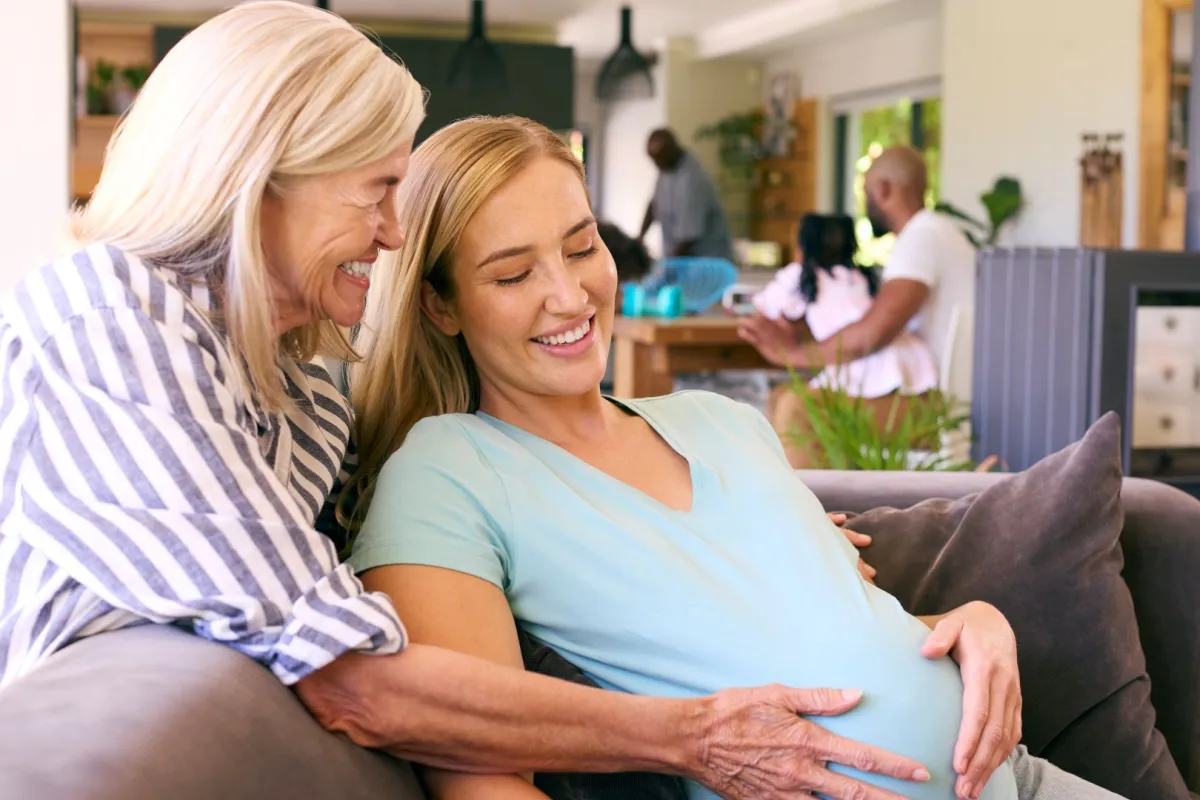 صورة الجدة مع الحامل