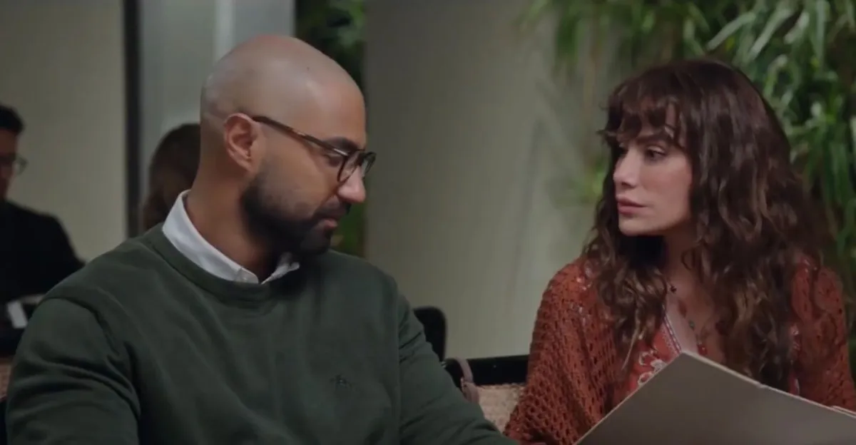 صبا مبارك وكريم فهمي - الصورة من المركز الإعلامي لمسلسل 220 يوم