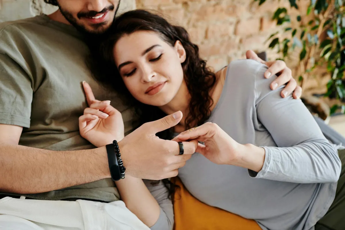 زوجة تتلمس بيدها أصابع زوجها برقة وتقضي وقتاً ممتعاً معه 