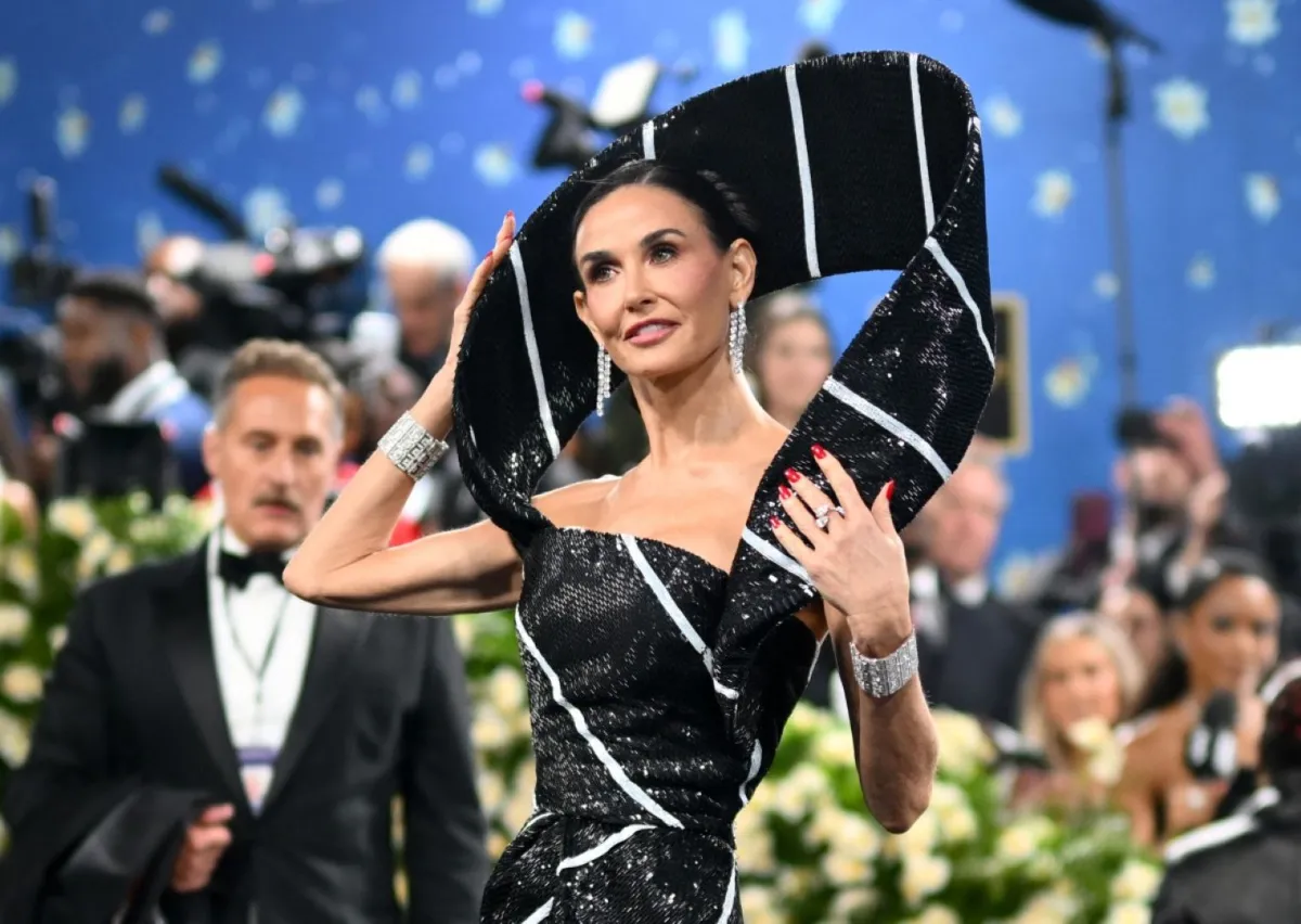 ديمي مور في متحف متروبوليتان في نيويورك (Demi Moore at the Metropolitan Museum in New York). مصدر الصورة: ANGELA WEISS / AFP