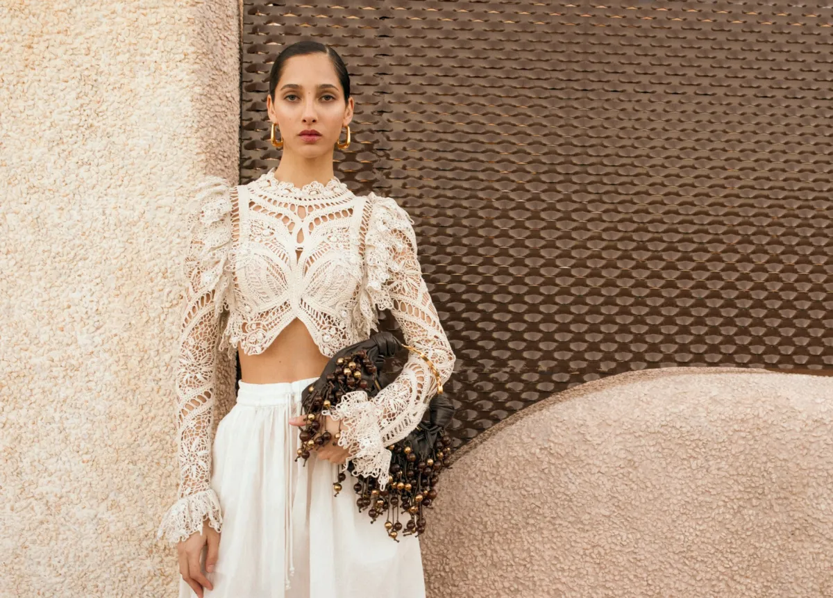 زي ميتاليكي أبيض من "أوناس"- الصورة من العلاقات العامة للعلامة