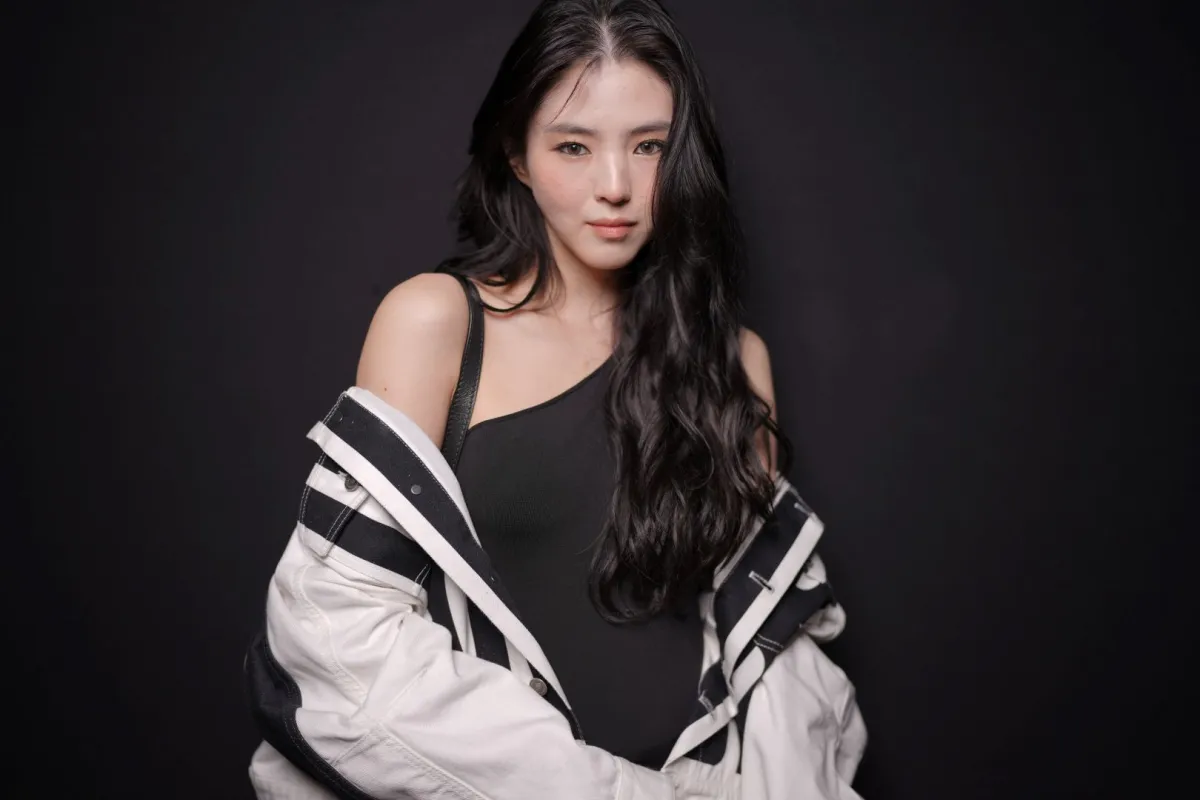 هان سيو هي في أسبوع الموضة في باريس - Han So-hee poses during Paris Fashion Week, in Paris - مصدر الصورة من GEOFFROY VAN DER HASSELT / AFP