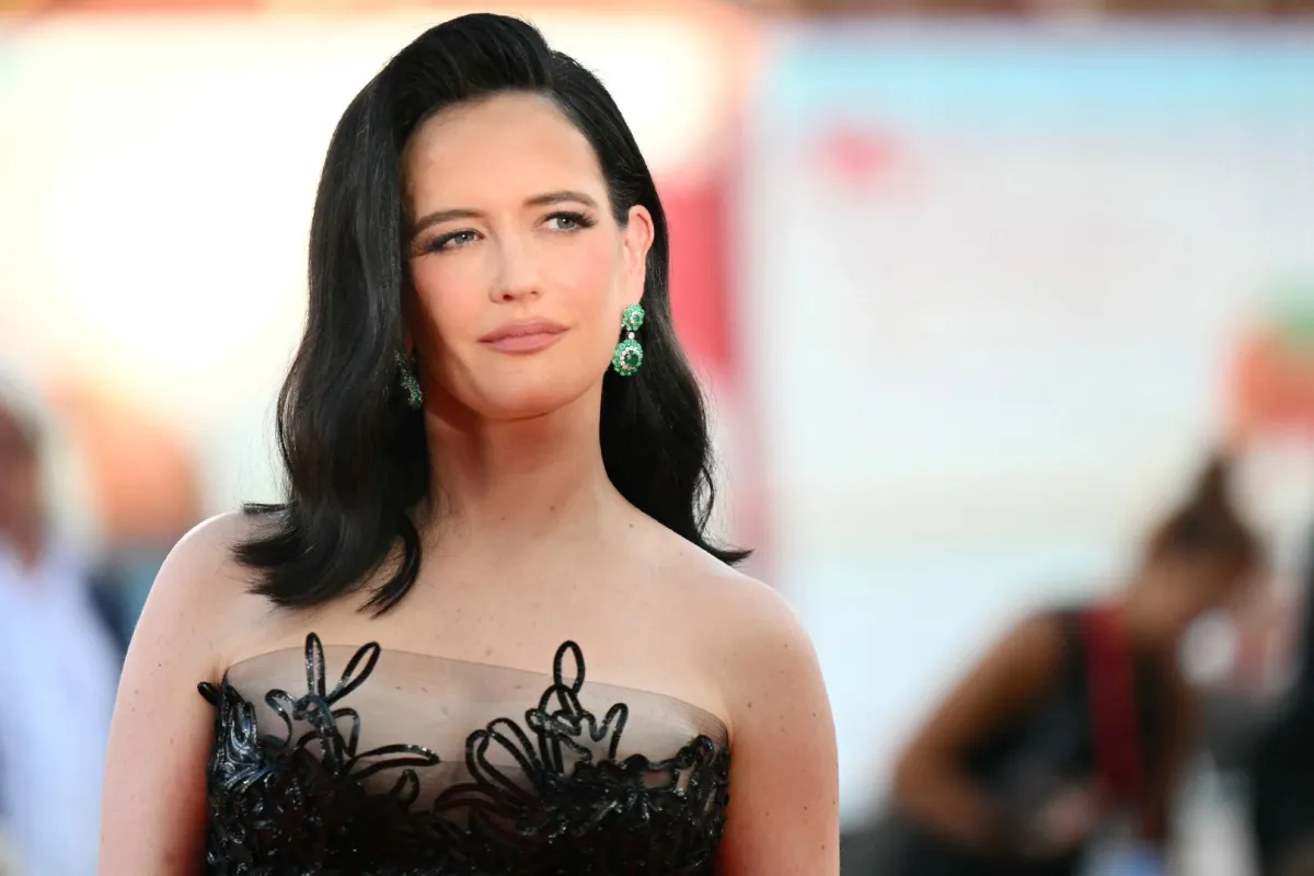 إيفا غرين ترتدي مجوهرات مرصعة بالألماس والزمرد في مهرجان فينيسيا