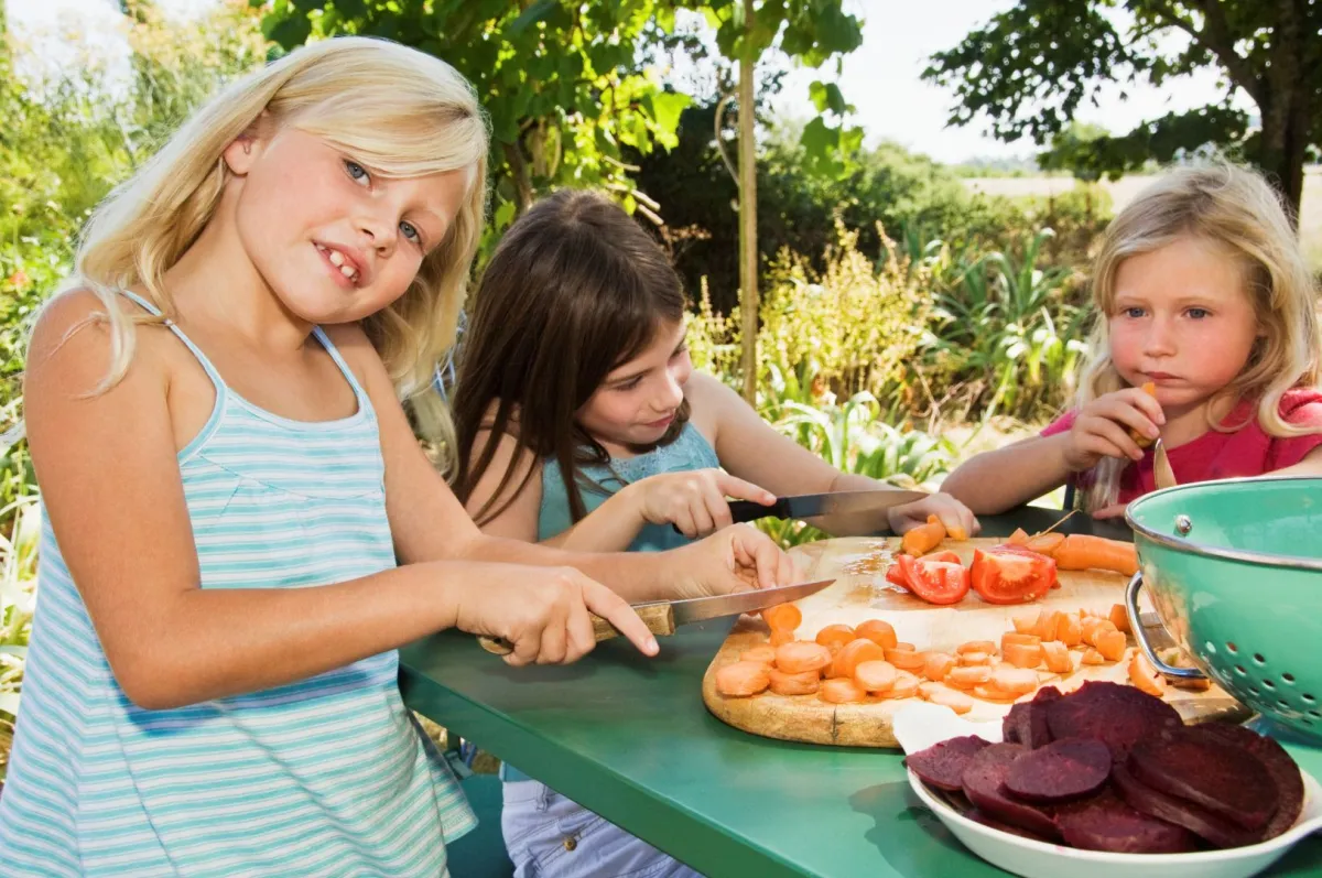 صورة أطفال يتناولون طعاماً صحياً