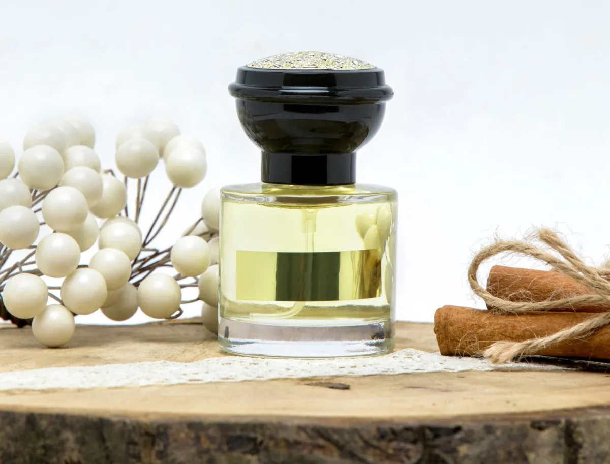 لمناسبة يوم المرأة الإماراتية.. عطور مناسبة لإطلالات  اجتماعات العمل