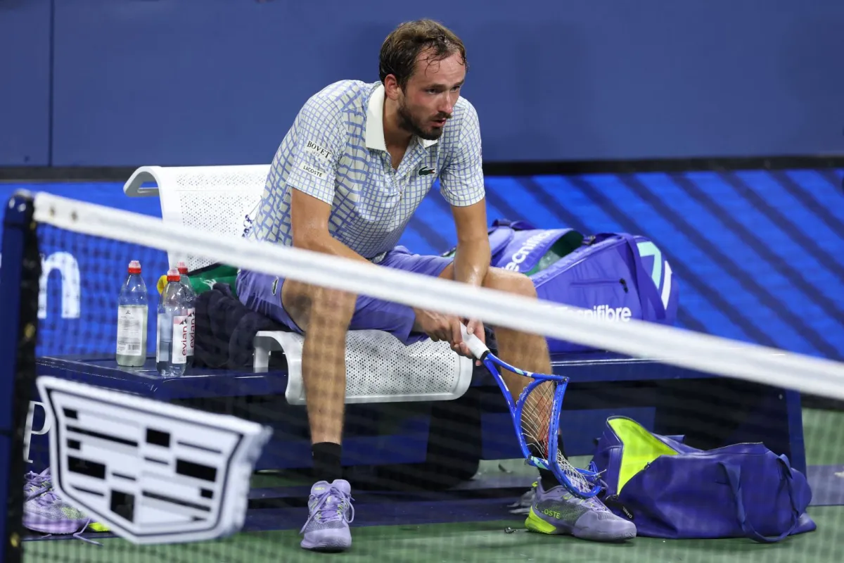 دانييل ميدفيديف في مركز بيلي جين كينج الوطني للتنس التابع لاتحاد التنس الأمريكي في مدينة نيويورك (Daniil Medvedev at the USTA Billie Jean King National Tennis Center in New York City). مصدر الصورة: CHARLY TRIBALLEAU / AFP