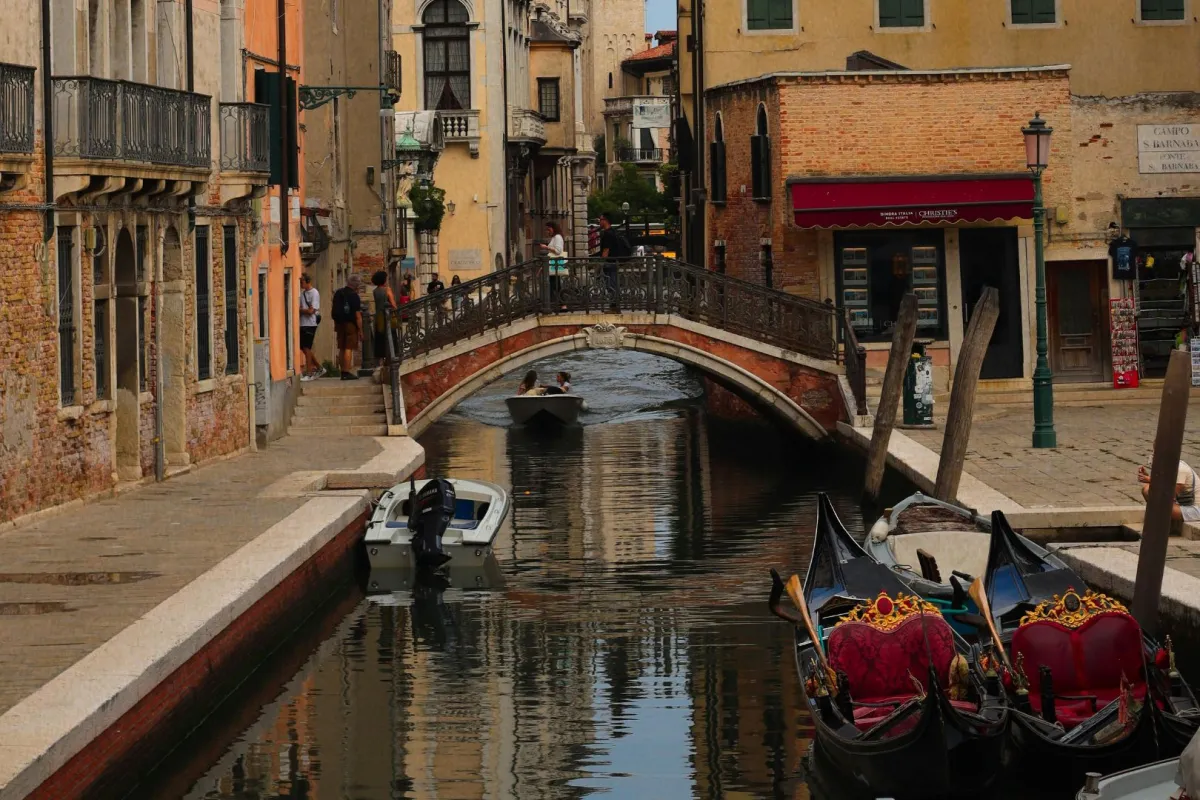 عدد من الجنادل في الممرات المائية لمدينة فينيسيا