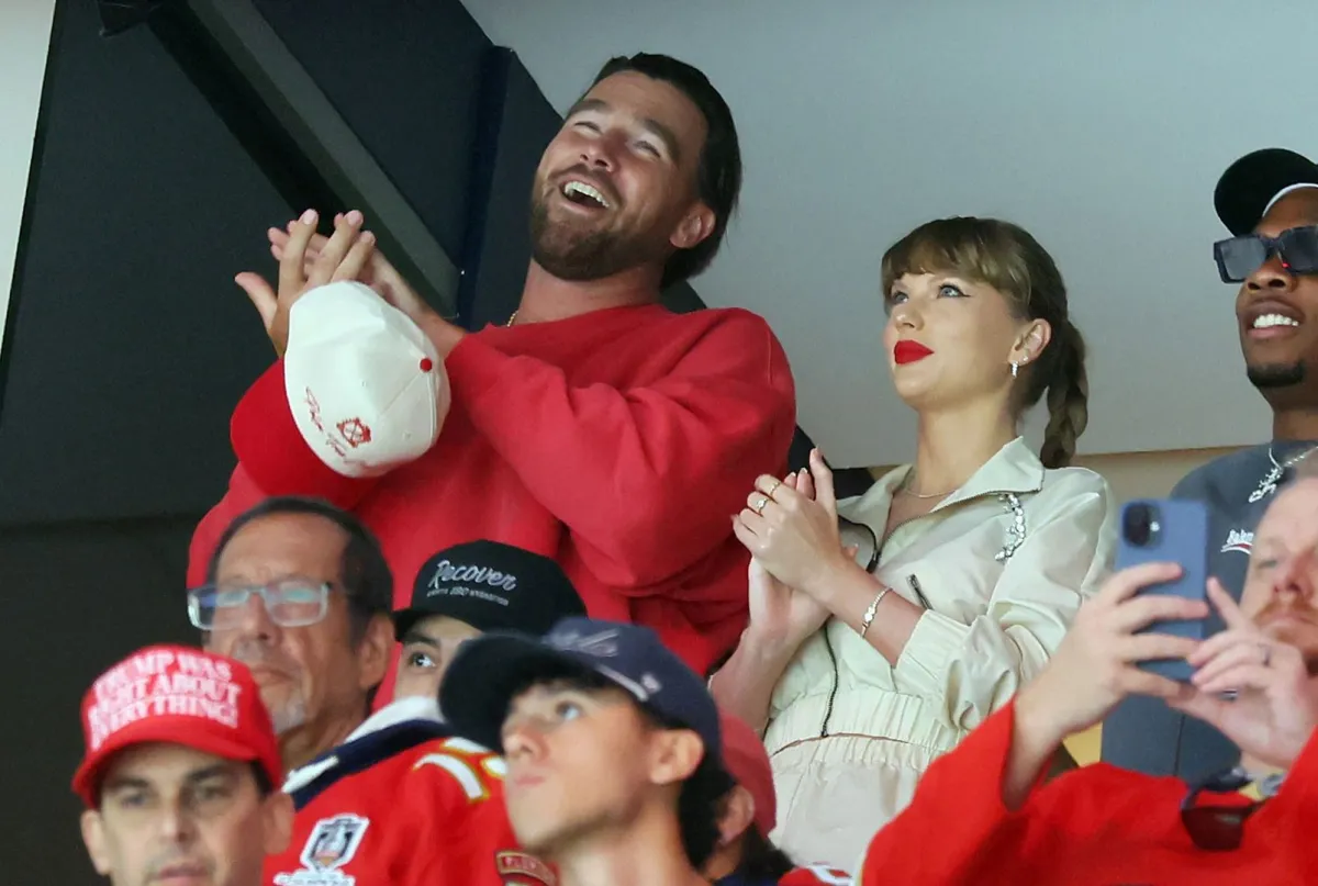 ترافيس كيلسي وتايلور سويفت في قاعة أميرانت بنك أرينا في صن رايز، فلوريدا (Travis Kelce and Taylor Swift at Amerant Bank Arena in Sunrise, Florida). مصدر الصورة: Bruce Bennett/Getty Images/AFP