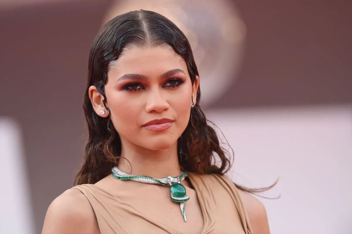 تسريحات شعر عصرية وجريئة للنجمات في مهرجان فينيسيا على مَرِّ السنوات