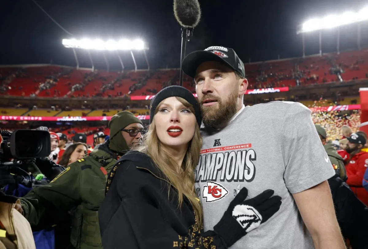 تايلور سويفت وترافيس كيلسي في كانساس - ميسوري - Taylor Swift and Travis Kelce celebrates 87 of the Kansas City Chiefs in Kansas City, Missouri- مصدر الصورة David Eulitt / GETTY IMAGES NORTH AMERICA / Getty Images via AFP