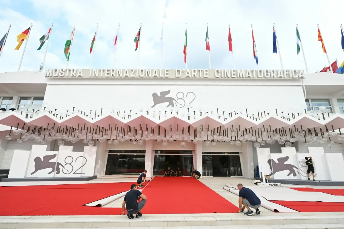 التحضيرات الأخيرة قبل بدء حفل افتتاح مهرجان فينيسيا – مصدر الصورة Photo by STEFANO RELLANDINI / AFP