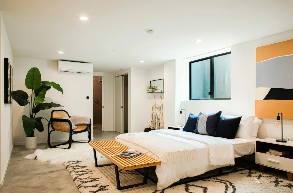 غرفة نوم لافتة بديكوراتها مع سجادة