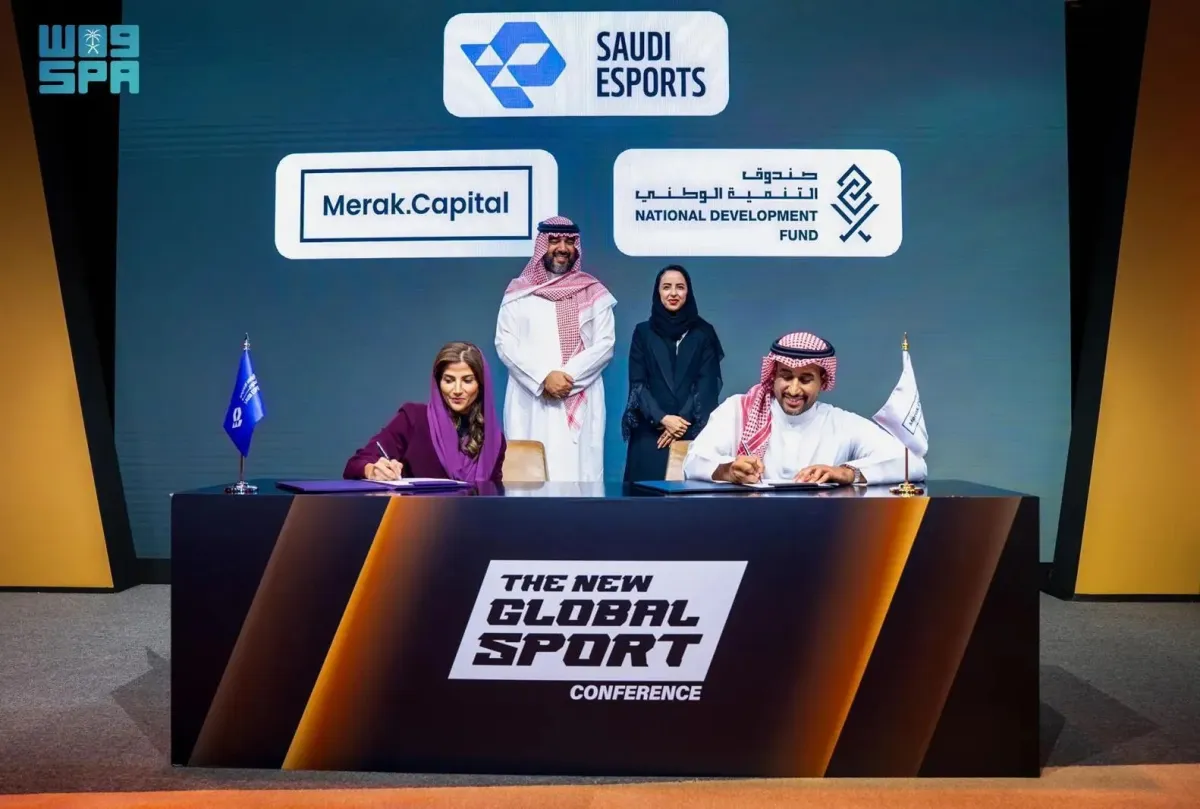  الاتحاد السعودي للرياضات الإلكترونية وميراك كابيتال خلال توقيع الاتفاقية. الصورة من وكالة الأنباء السعودية "واس"
