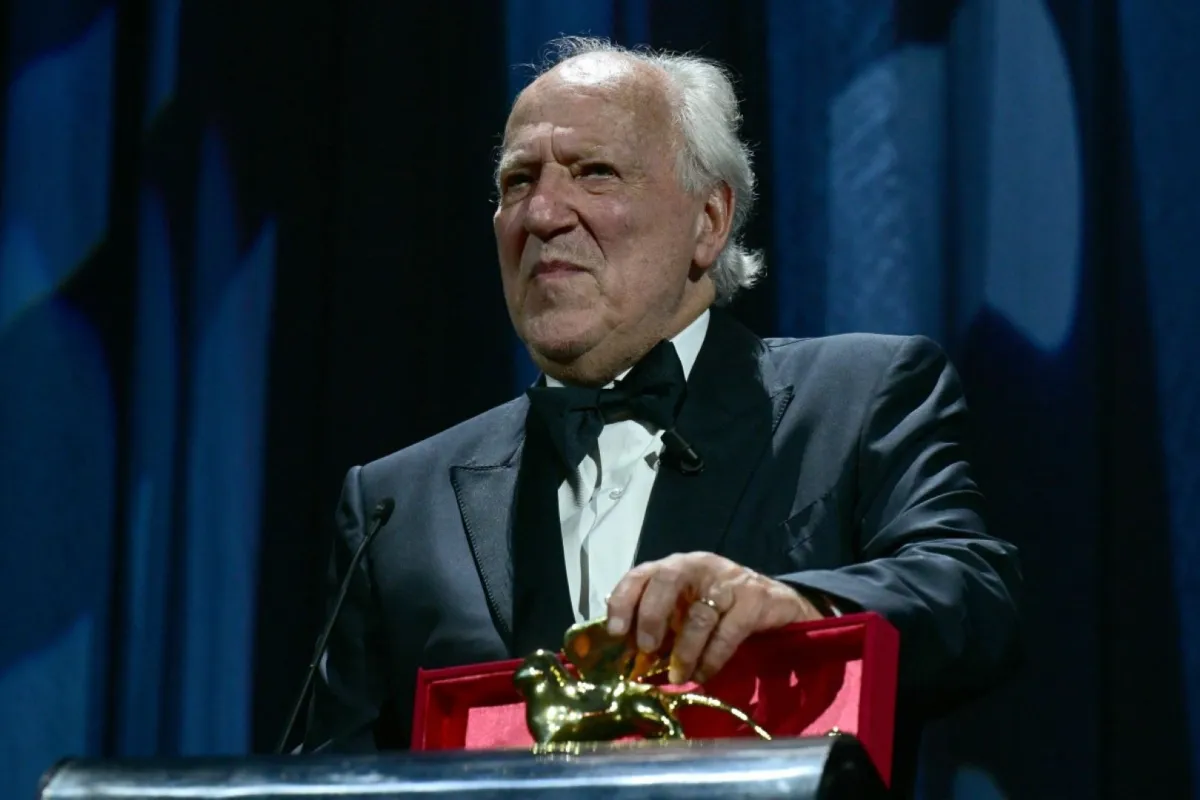 فيرنر هيرتزوغ خلال حفل افتتاح مهرجان البندقية السينمائي الدولي الثاني والثمانين في البندقية ليدو (German film director and screenwriter Werner Herzog during the opening ceremony of the 82nd International Venice Film Festivaat Venice Lido). مصدر الصورة: Tiziana FABI / AFP