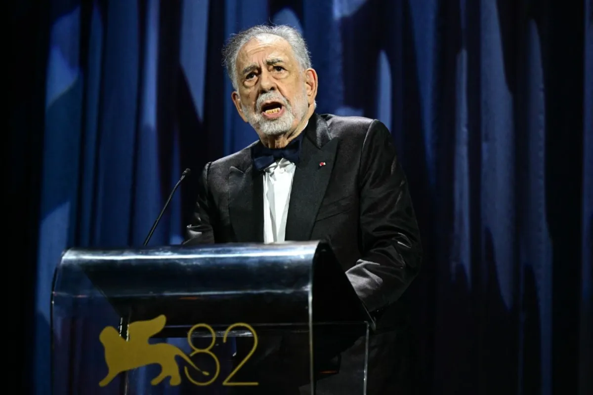 فرانسيس فورد كوبولا خلال حفل افتتاح مهرجان البندقية السينمائي الدولي الثاني والثمانين في فينيسيا ليدو (Francis Ford Coppola during the opening ceremony of the 82nd International Venice Film Festival at Venice). مصدر الصورة:  Lido Tiziana FABI / AFP