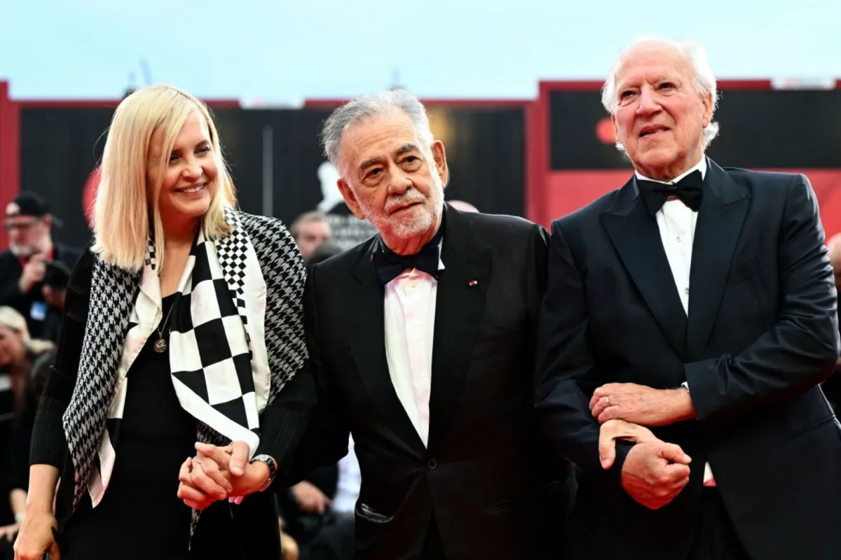 فيرنر هرتزوغ يصل مع فرانسيس فورد كوبولا إلى ليدو فينيسيا (Werner Herzog arrives with Francis Ford Coppola at Venice Lido). مصدر الصورة: Stefano RELLANDINI / AFP