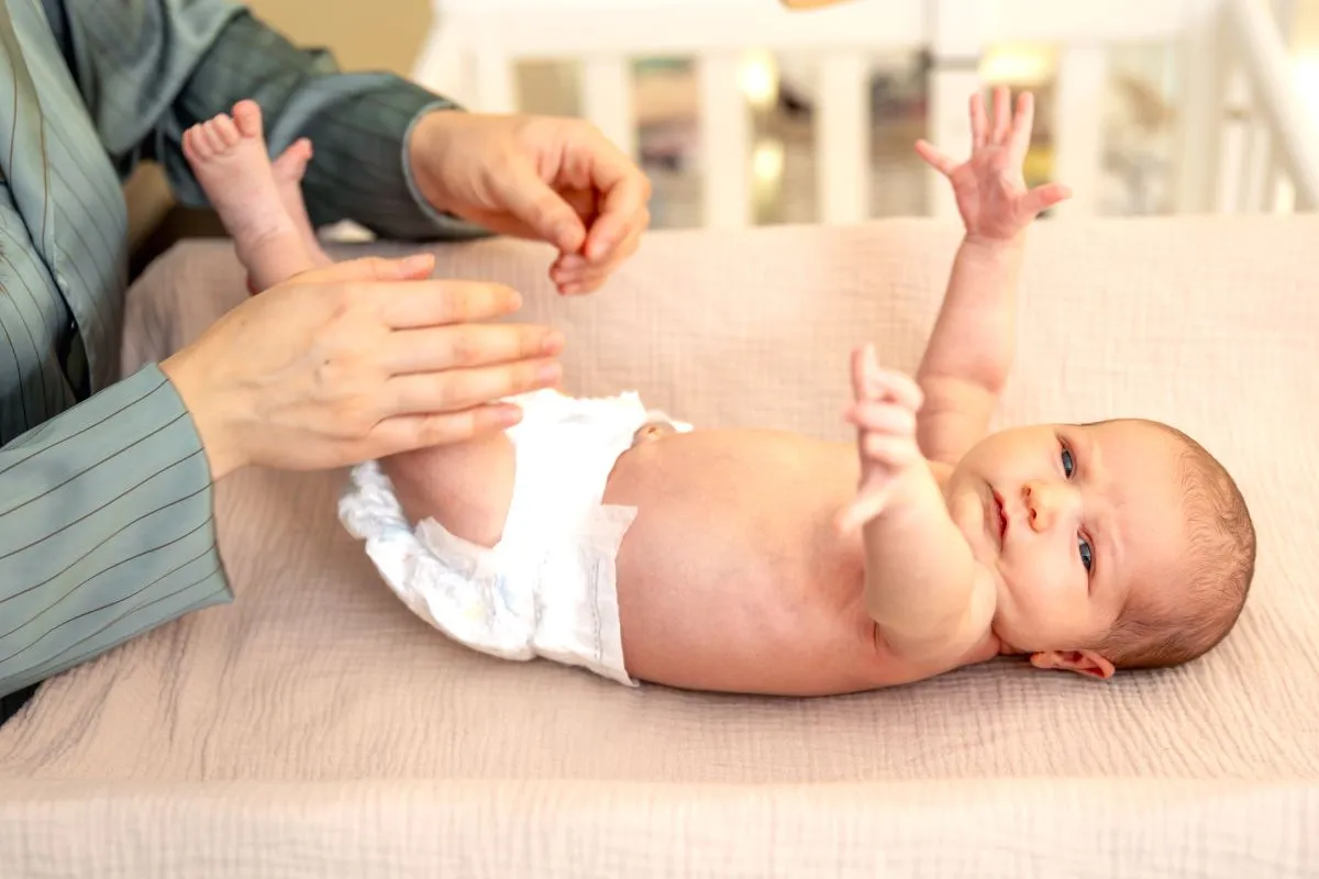 صورة لأم تغير حفاض الطفل