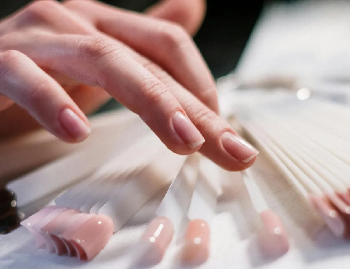الأظافر الاصطناعية محظورة- المصدر: pexels-cottonbro