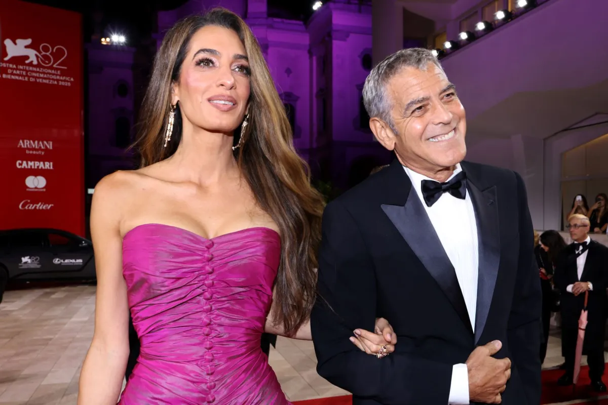 أمل كلوني وجورج كلوني خلال مهرجان فينيسيا السينمائي الدولي الثاني والثمانين في قصر السينما (Amal Clooney and George Clooney during the 82nd Venice International Film Festival at Palazzo del Cinema). مصدر الصورة:  Pascal Le Segretain/Getty Images for Lexus