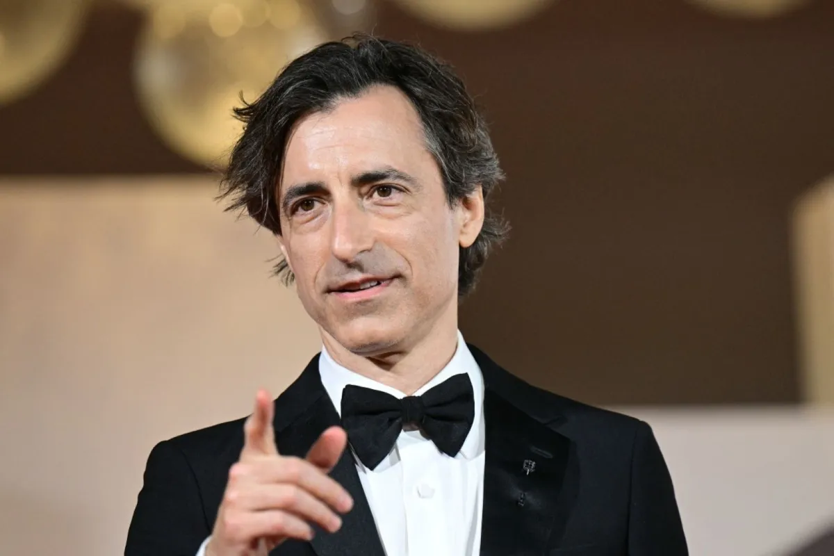 نواه باومباخ في مهرجان فينيسيا السينمائي الدولي الثاني والثمانين (Noah Baumbach at the 82nd International Venice Film Festival). مصدر الصورة: Tiziana FABI / AFP