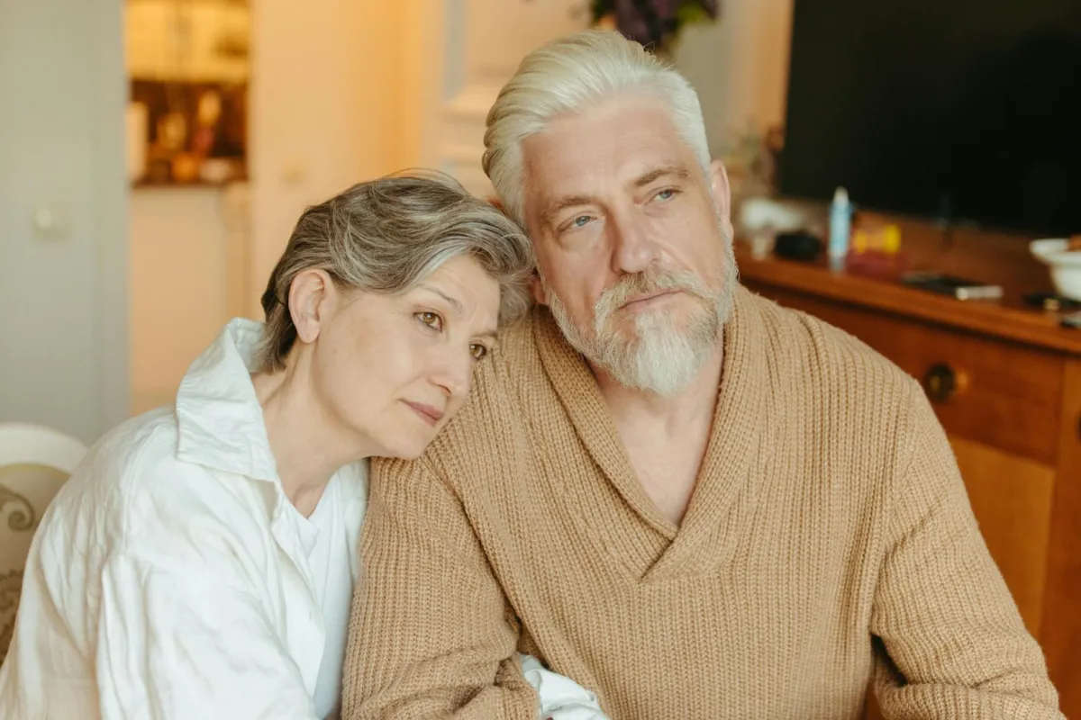 زوجة تستند لكتف زوجها عقب سنوات من الزواج  