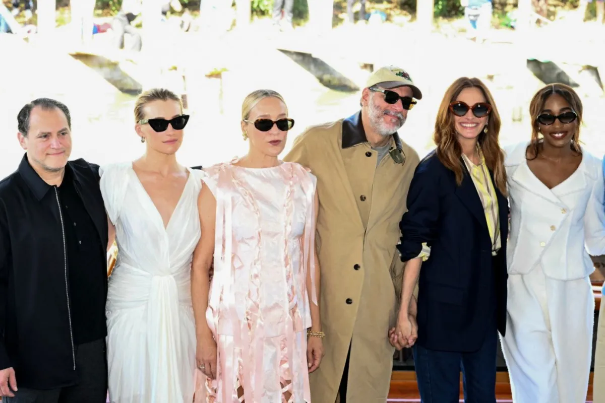 مايكل ستولبارغ، نورا جاريت، كلوي سيفيني، لوكا غوادانيينو، جوليا روبرتس وأيو إيديبيري في مهرجان البندقية السينمائي الدولي الثاني والثمانين في ليدو فينيسيا (Michael Stuhlbarg, Nora Garrett, Chloe Sevigny, Luca Guadagnino, Julia Roberts and Ayo Edebiri at the 82nd Venice International Film Festival at Venice Lido). مصدر الصورة: Stefano RELLANDINI / AFP