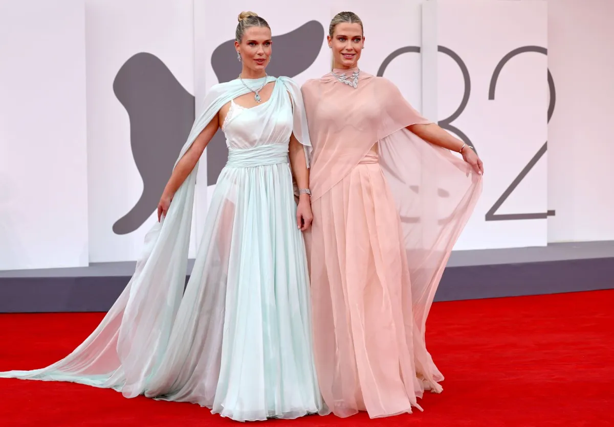 ليدي إليزا سبنسر وليدي أميليا سبنسر خلال مهرجان فينيسيا السينمائي الدولي الثاني والثمانين (Lady Eliza Spencer and Lady Amelia Spencer during the 82nd Venice International Film Festival). مصدر الصورة: Elisabetta A. Villa/Getty Images