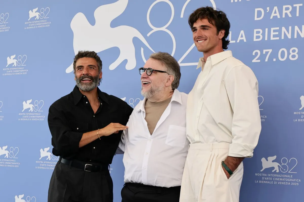 أوسكار إسحاق، جييرمو ديل تورو، وجاكوب إلوردي خلال مهرجان فينيسيا السينمائي الدولي الثاني والثمانين (Oscar Isaac, Guillermo del Toro and Jacob Elordi during the 82nd Venice International Film Festival). مصدر الصورة: Theo Wargo/Getty Images