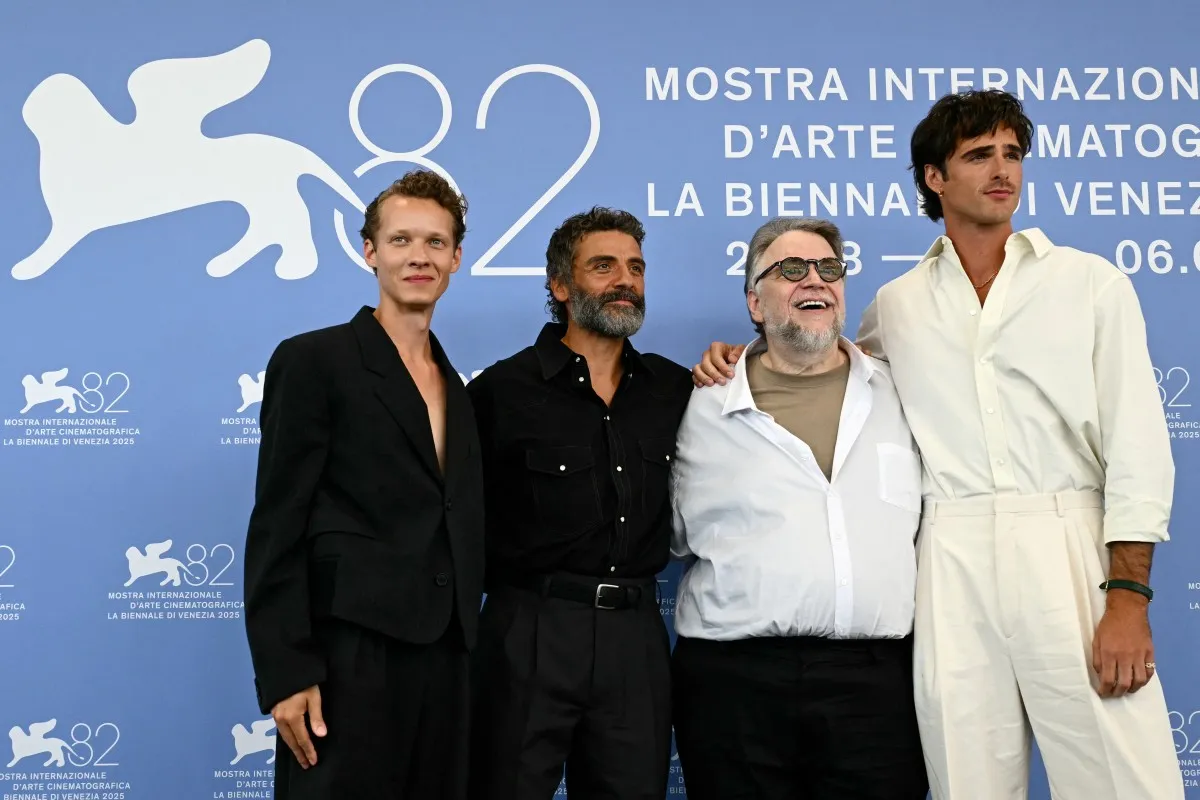 غييرمو ديل تورو من مهرجان فينيسيا السينمائي 2025 مع نجوم الفيلم– مصدر الصور STEFANO RELLANDINI / AFP