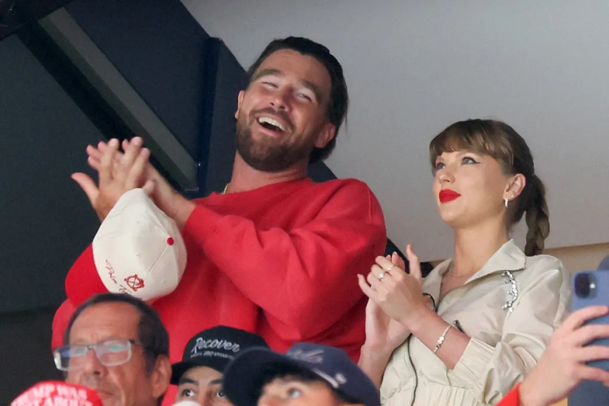 ترافيس كيلسي وتايلور سويفت في نهائي كأس ستانلي لعام 2025 (‏Travis Kelce, and Taylor Swift in the 2025 Stanley Cup Final‏)- مصدر الصورة: ‏BRUCE BENNETT / GETTY IMAGES NORTH AMERICA / Getty Images via AFP