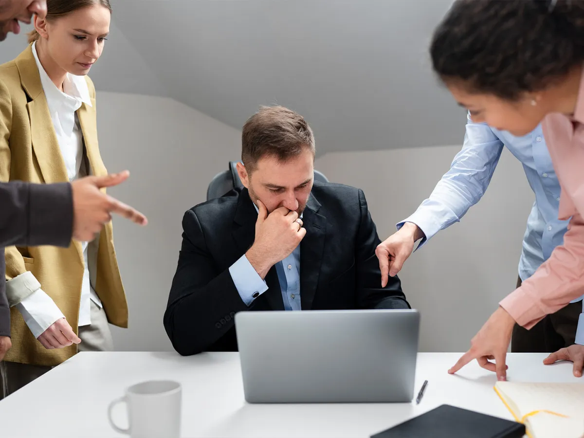 كيف تتخلص من عادة التحقق المستمر التي تسرق تركيزك وتُضعف إنتاجيتك؟