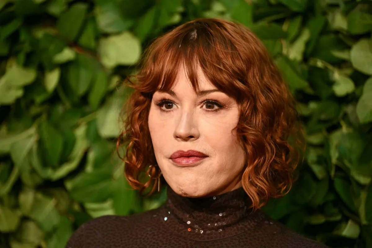 الممثلة الأمريكية مولي رينغوالد تحضر حفل توزيع جوائز غوثامز السينمائية السنوي الرابع والثلاثين (‏US actress Molly ‎Ringwald attends The Gothams 34th Annual Film Awards‏)- مصدر الصورة: ‏Photo by ANGELA ‎WEISS / AFP