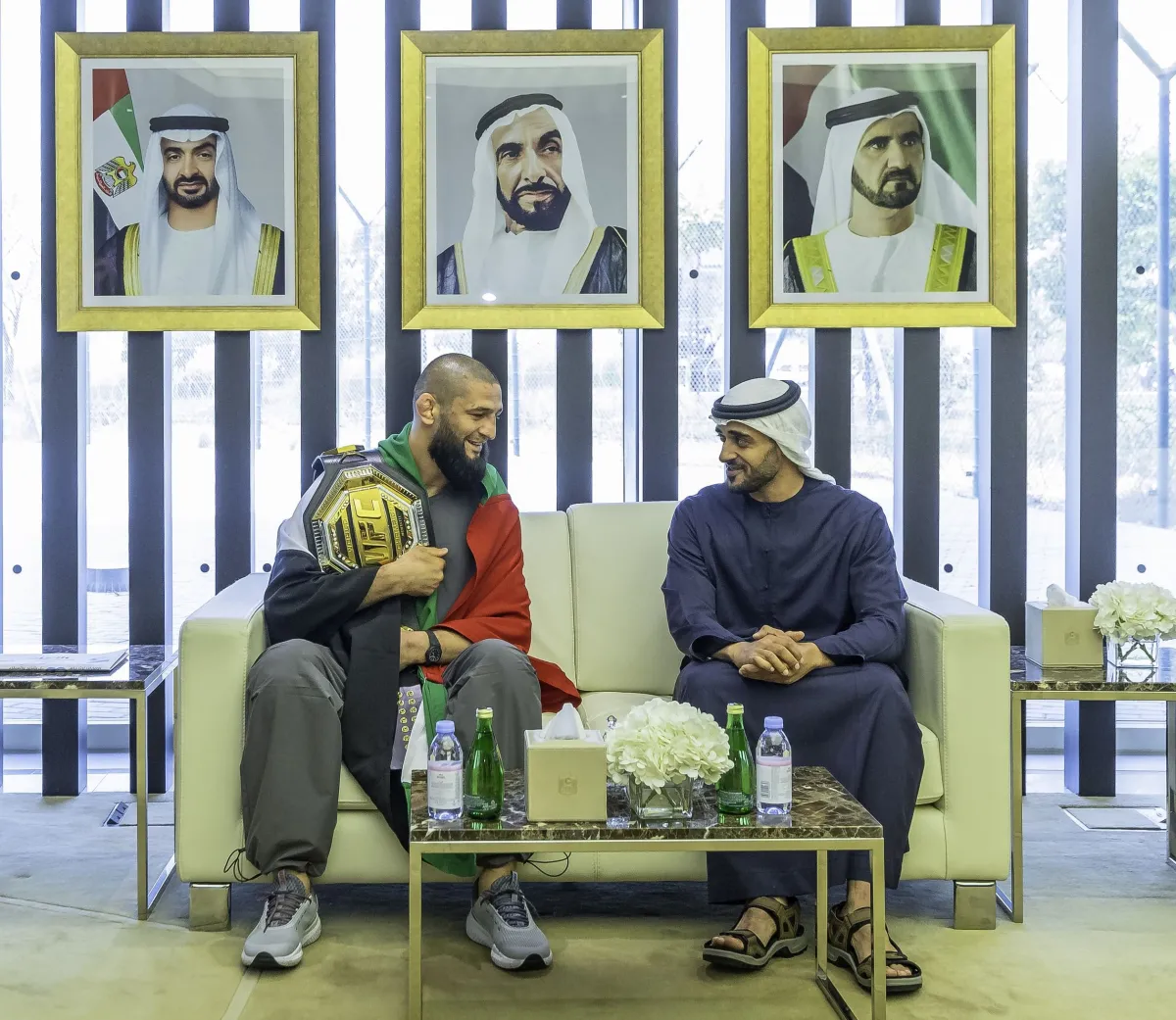 لقاء بين الشيخ زايد بن محمد بن زايد والبطل الإماراتي حمزة شيماييف - الصورة من وكالة الأنباء الإماراتية "وام"