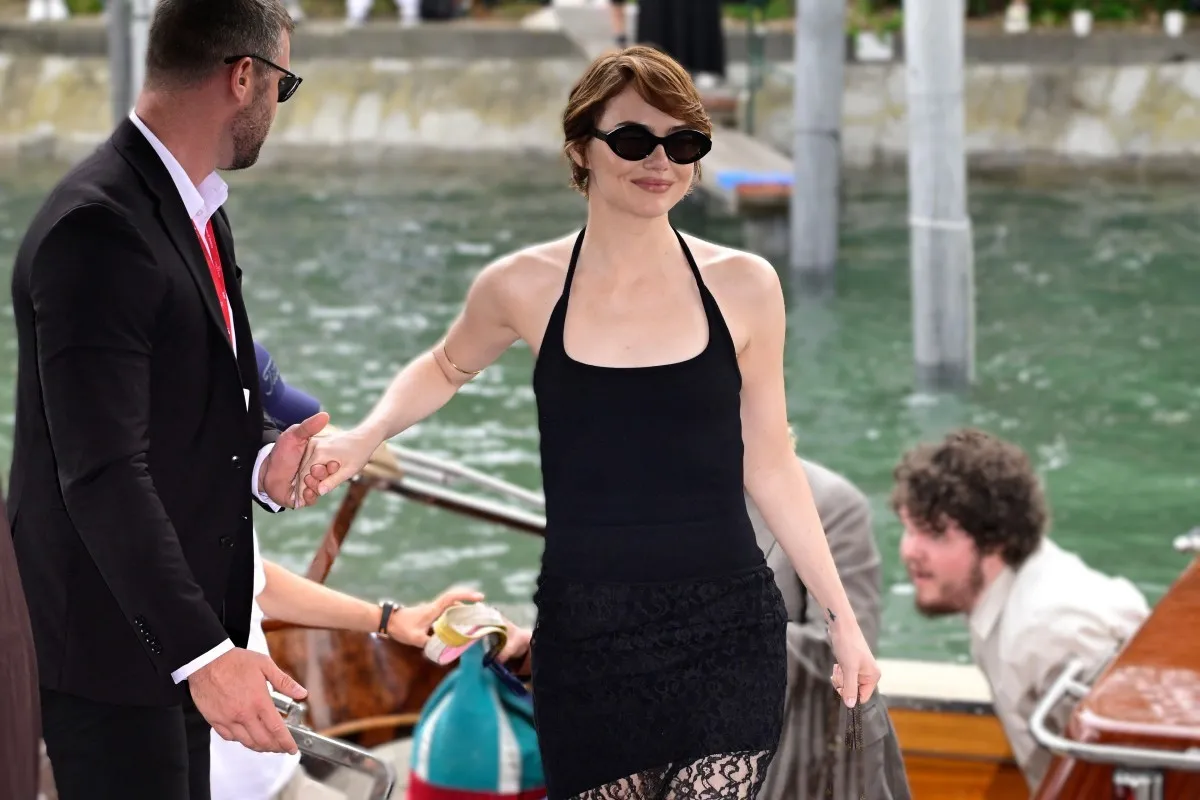 إيما ستون Emma Stone في مهرجان فينيسيا 2025 - (مصدر الصورة: Tiziana FABI / AFP)