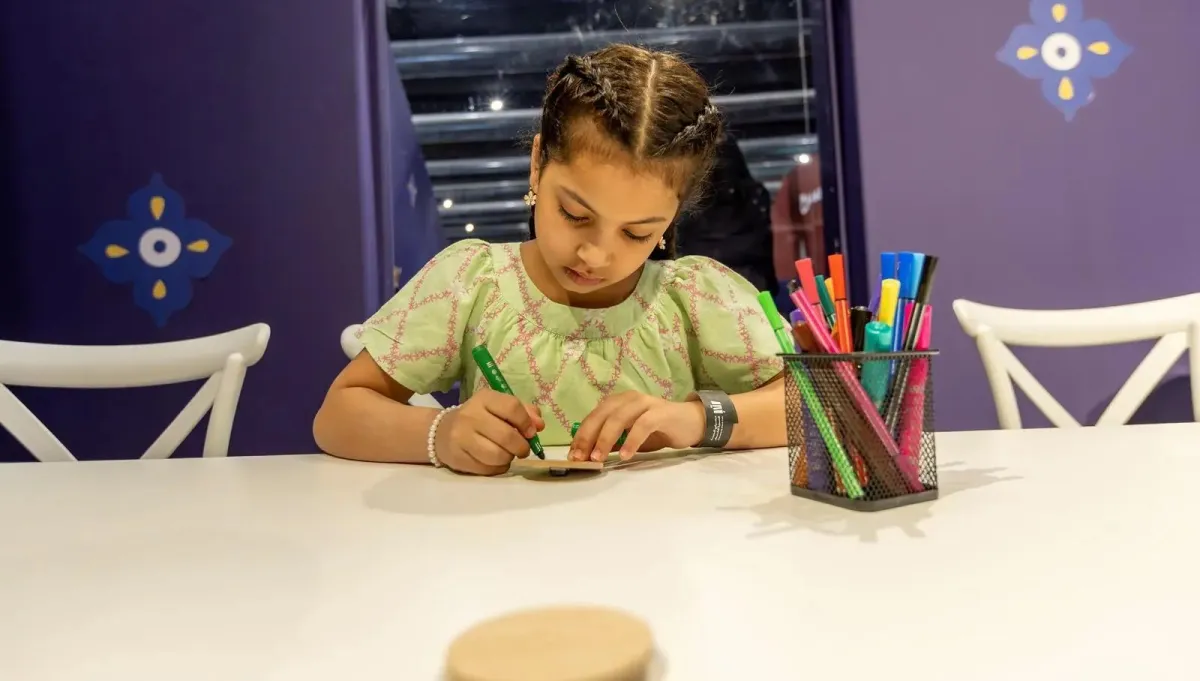 الأطفال يستمتعون بتجارب متنوعة في مسرح الطفل بمعرض المدينة المنورة للكتاب - الصورة من وكالة الأنباء السعودية "واس"