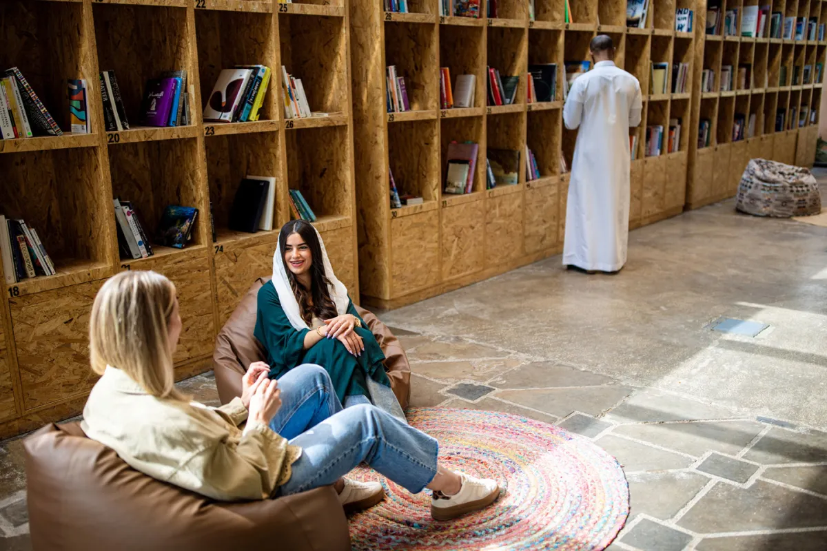 سيدات في مكتبة عربية (مصدر الصورة: Getty Images)