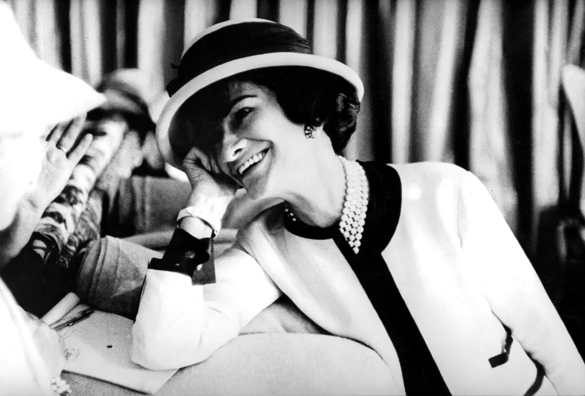 المصممة كوكو شانيلCoco Chanel  في بداية الخمسينيات- (مصدر الصورة ( Apic/Getty Images
