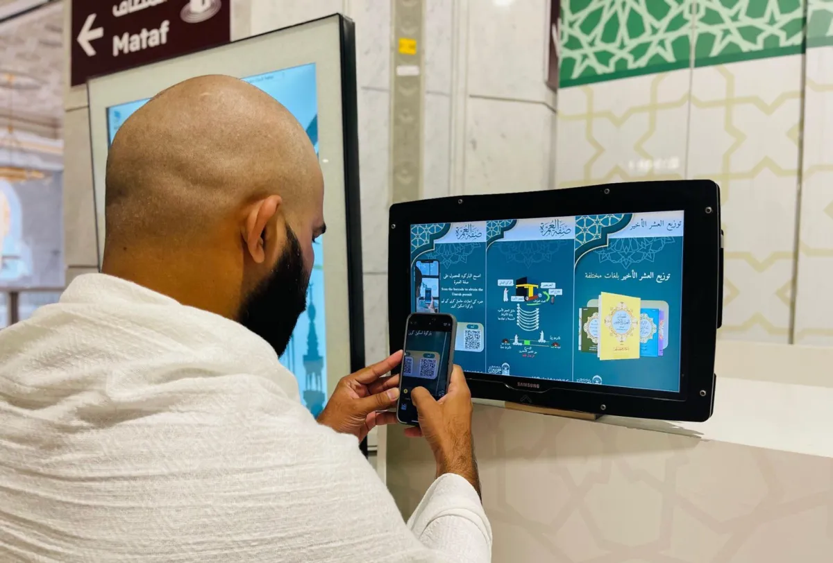 أحد الزوار يستعين بالشاشات الذكية لترجمة استفساره عن المناسك - الصورة من حساب الشؤون الدينية على منصة إكس