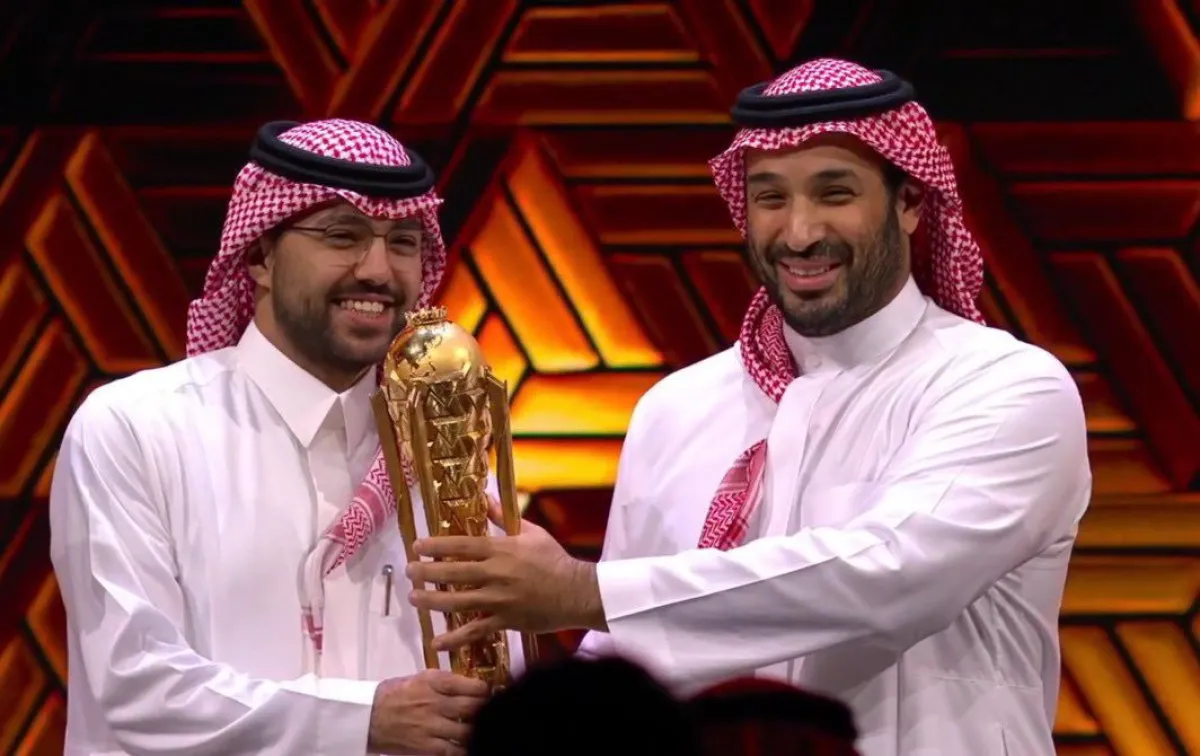 الأمير محمد بن سلمان ولي العهد السعودي، رئيس مجلس الوزراء يكرم فريق فالكونز السعودي- الصورة من حساب فريق فالكونز على منصة إكس