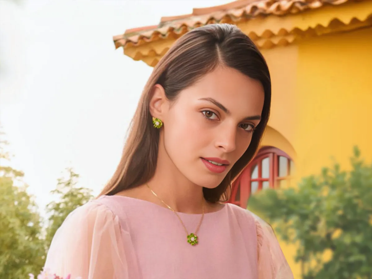 مجوهرات من مجموعة Fleurs D’hawaï من فان كليف آند آربلز Van Cleef & Arpels- الصورة من العلامة