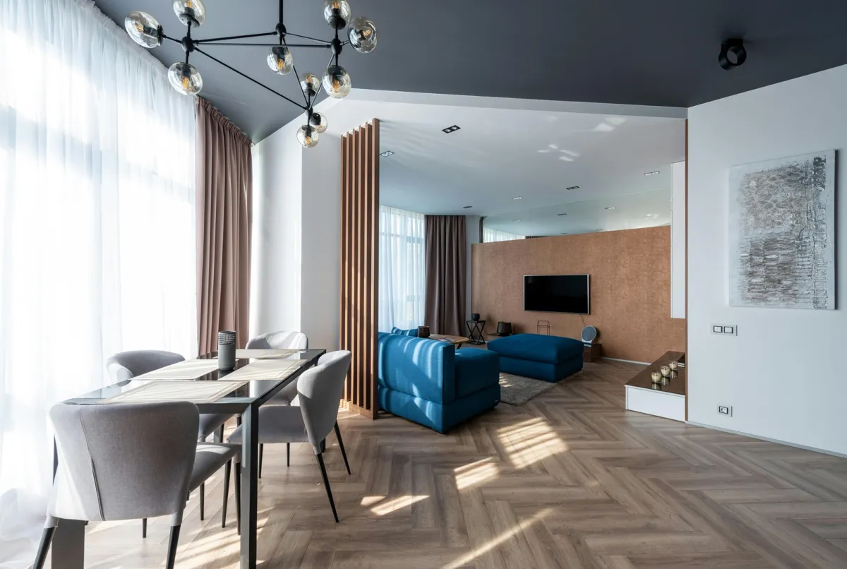 منطقة استقبال مفتوحة تتبع الطراز المودرن