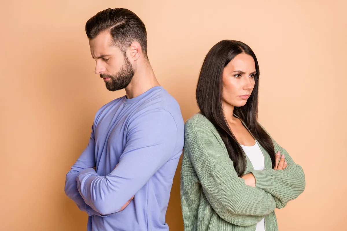 زوجان يبدو عليهما علامات الخلاف وعدم التفاهم