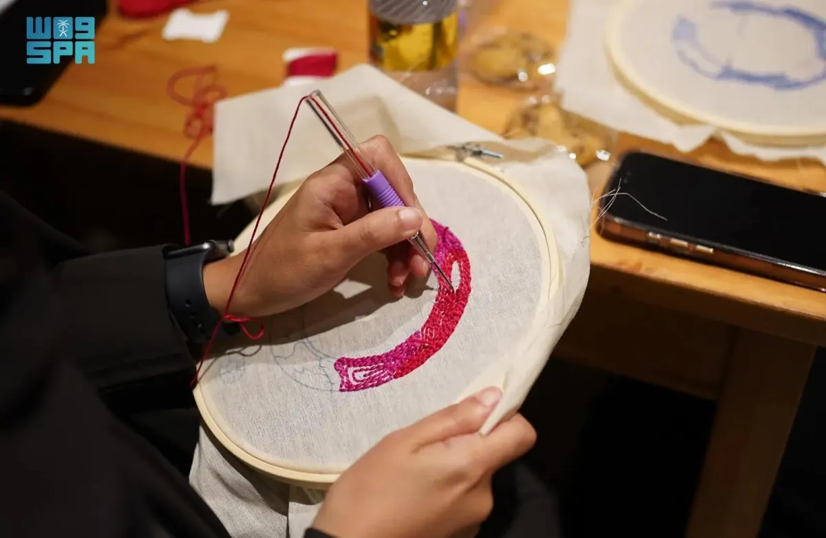 إبداع إحدى المشاركات في مبادرة زاوية 97 - الصورة من وكالة الأنباء السعودية "واس"