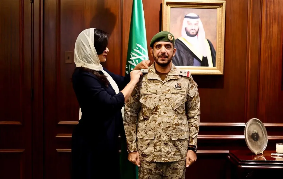 . السفيرة السعودية في واشنطن تقلد الملحق العسكري رتبته الجديدة  - الصورة من وكالة الأنباء السعودية "واس"