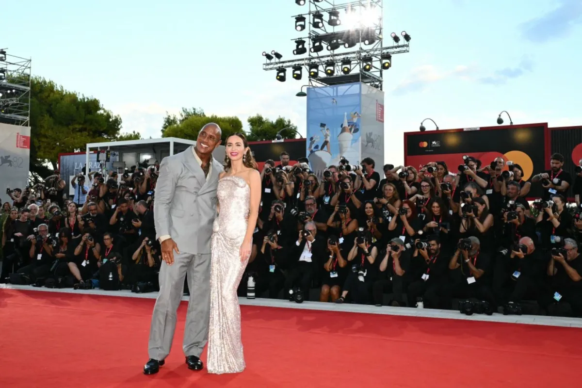 دواين جونسنون وإيميلي بلانت Dwayne Johnson and Emily Blunt، من مهرجان فينيسيا 2025. مصدر الصورة: Stefano RELLANDINI / AFP