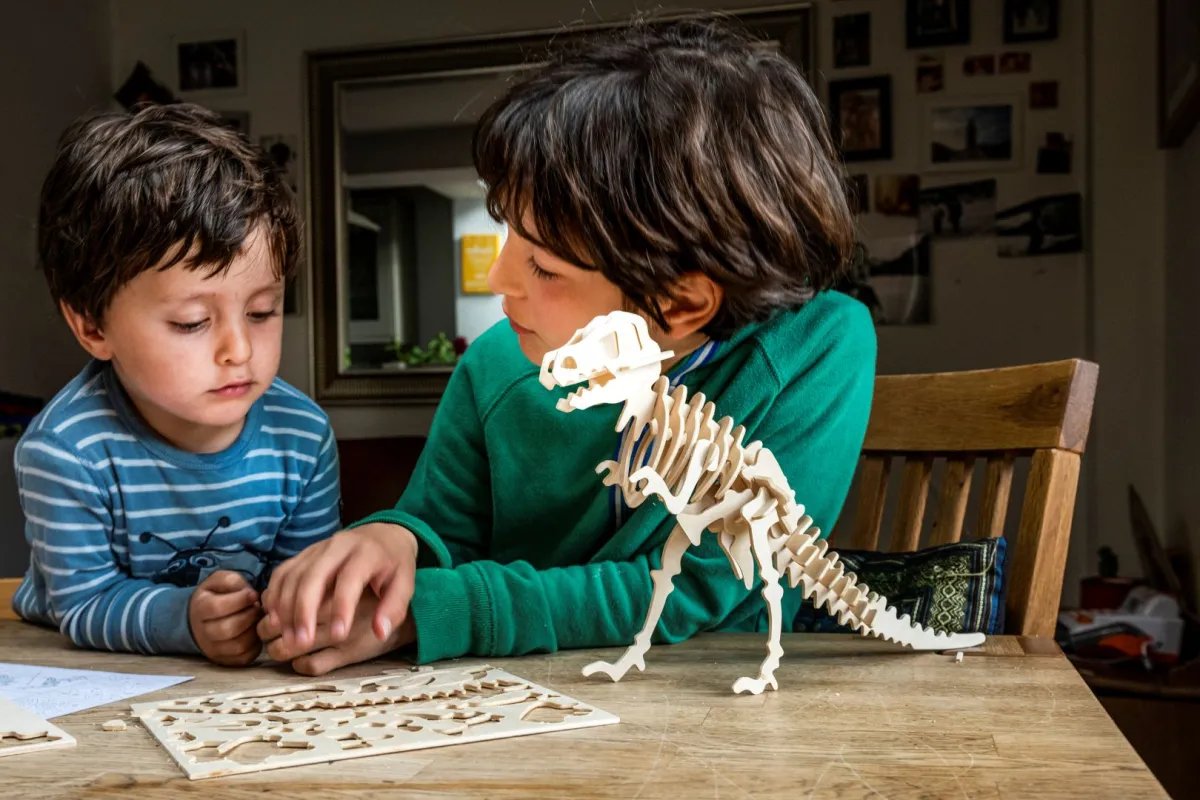 صورة طفلين يحلان لغزا