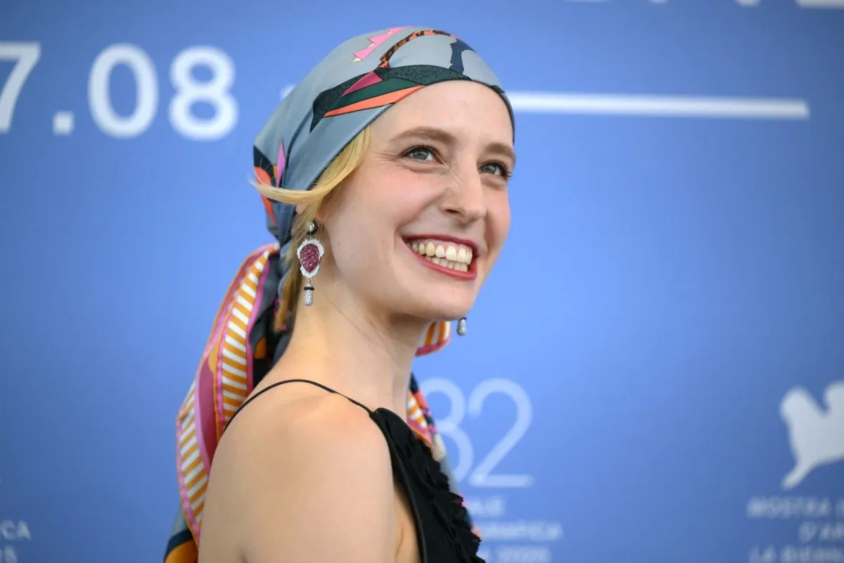 أكسسوارات شعر من مهرجان فينيسيا 2025