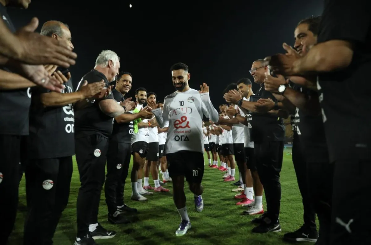 محمد صلاح يمشي عبر الممر الشرفي الذي أنشأه زملاؤه بالمنتخب المصري 