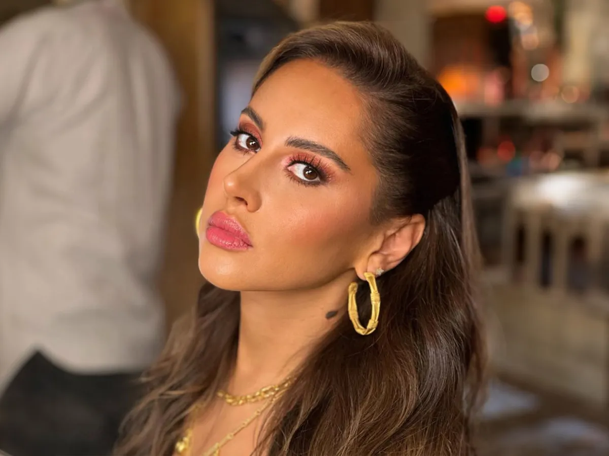 ياسمين رئيس بأقراط Hoop وقلادة تشوكر- الصورة من حسابها الرسمي على إنستغرام 