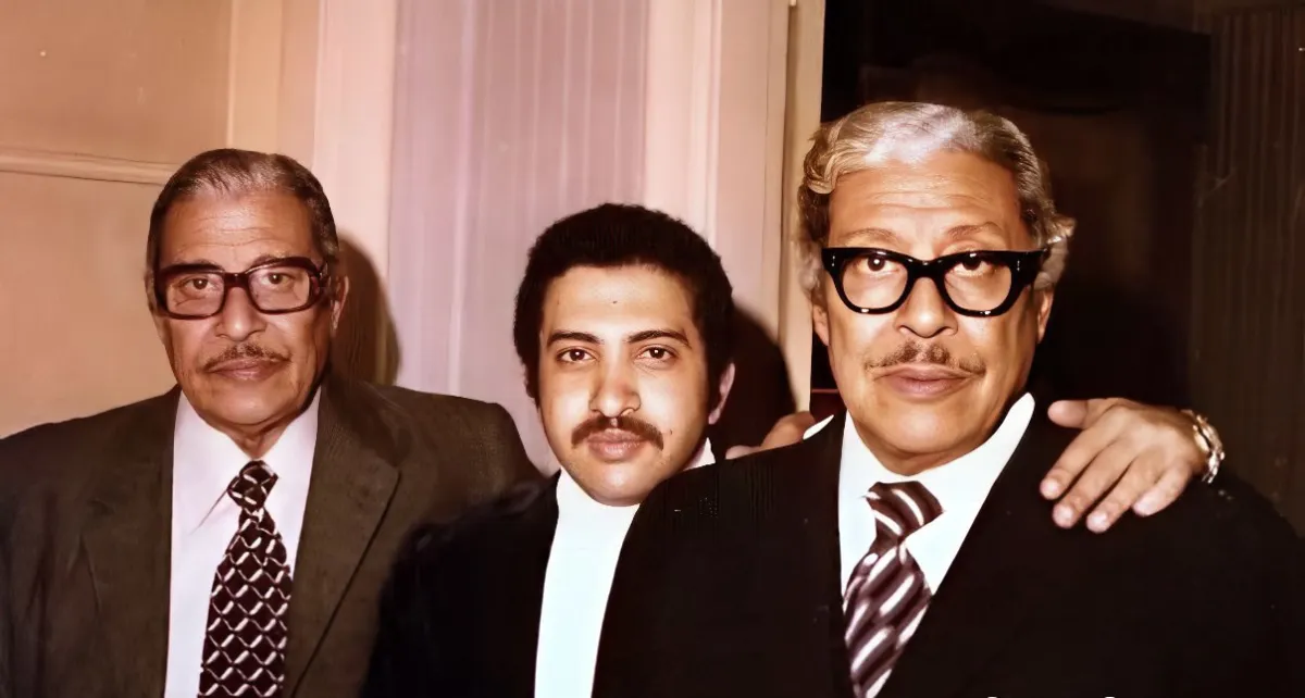 عماد حمدي وابنه الأكبر المصور الصحفي نادر عماد حمدي وشقيقه التوأم السفير عبد الرحمن حمدي